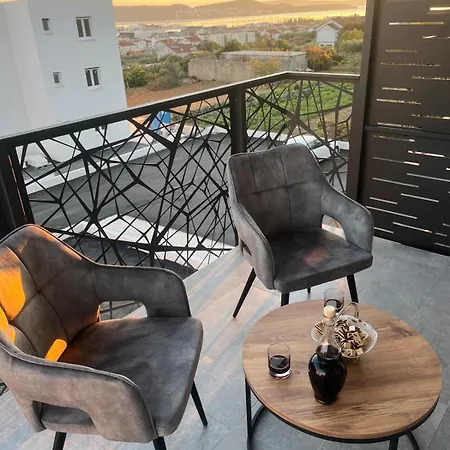 Lori トロギール